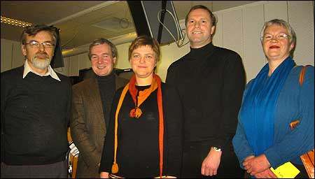Frå venstre: Harry Mowatt, Steinar Ness, Trude Brosvik, Rolf Vesterheim og Sissel Loen. NRK-foto Jostein Nyfløtt