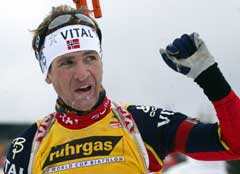 Ole Einar Bjørndalen vinker til publikum i det han går i mål på 20 km. (Foto: AFP/SCANPIX)