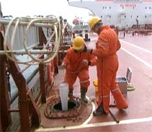 Det er viktig at det tas prøver av ballastvannet. Foto: Jo Hjelle, NRK. Det er viktig at det tas prøver av ballastvannet. Foto: Jo Hjelle, NRK.