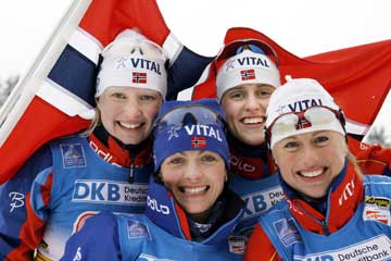 Norge tok sitt første VM-gull i stafett i skiskyting. Fra venstre: Linda Tjørhom, Liv Grete Skjelbreid Poiree, Gro Marit Istad-Kristiansen og Gunn Margit Andreassen. (Foto: Heiko Junge/Scanpix)