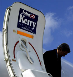 Valgkamper dreier seg ikke bare om politikk. Også skittkasting og ryktespredning er viktige ingredienser, får John Kerry nå erfare. (Foto: Reuters/Scanpix)