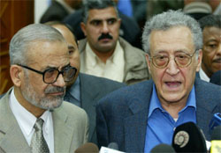 Lakhdar Brahimi (t.h.) traff i dag Mohsen Abdel-Hamid, president i det irakiske styringsrådet. (Foto: AP/Scanpix)