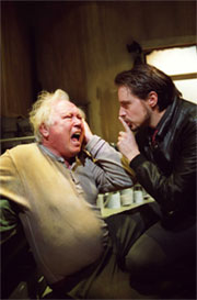 Alf Nordvang som Davies og Anders Dale som Mick. Foto: Emile Ashley.