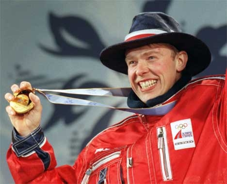 Halvard Hanevolds OL-gull i Nagano er Ola Lundes beste minne fra skiskyting. (Foto: Scanpix)