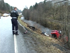 Bilen kjørte på en støpekant før den havnet i elven. (Foto: Alrik Velsvik, Nrk Hordaland)