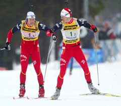 Halvard Hanevold gir Lars Berger klappet som førstemann. (Foto: AFP/Scanpix) Halvard Hanevold gir Lars Berger klappet som førstemann. (Foto: AFP/Scanpix)