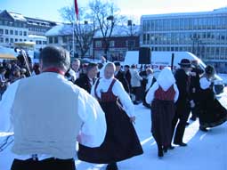 Lillehammer spel og dansarlag opptrådte med gamle danser på Stortorget.