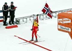 Liv Grete Skjelbreid Poirée går inn til gull på fellesstarten. (Foto: AFP/Scanpix)