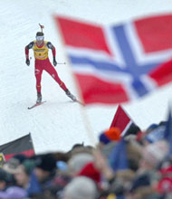 Ole Einar Bjørndalen klarte ikke å henge med Poiree i dagens løp. (Foto: Robert Michael/AFP) Ole Einar Bjørndalen klarte ikke å henge med Poiree i dagens løp. (Foto: Robert Michael/AFP)