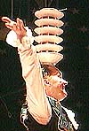 Jan-Kjetil Smørdal er balansekunstnar i tillegg til å vere sirkusdirektør. (Arkiv NRK)
