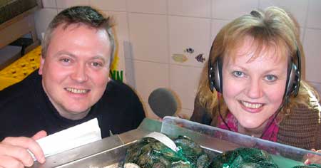 Lars og Inger Beathe tester grønnsaker. (Foto: Eline Lindhjem, NRK)
