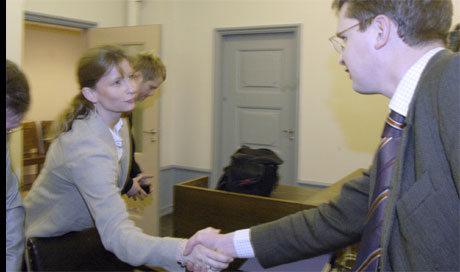 Carl Fredrik Seims advokat, Trygve Staff hilser her på Inger Flostrand, som fører saken for boet. Foto: Marit Hommedal / Scanpix