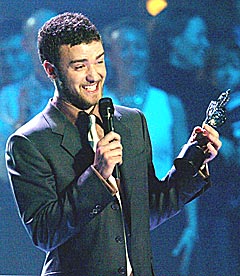 Den amerikanske artisten Justin Timberlake fikk to priser under Brit Awards i London tirsdag. Han delte også ut en ærespris til 80-tallsveteranene Duran Duran. Foto: REUTERS / SCANPIX.