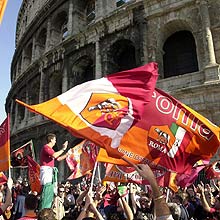 Ikke noe å si på fotballstemningen i Roma. Foto: AP/Scanpix