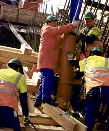 Rundt 100 polske, tsjekkiske og tyske arbeidere har jobbet døgnet rundt med den nye brua. Foto Statens vegvesen. Rundt 100 polske, tsjekkiske og tyske arbeidere har jobbet døgnet rundt med den nye brua. Foto Statens vegvesen.