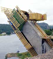 Denne "lille stubben" av buen over fjorden ble påbegynt på svensk side av Ringdalsfjorden i 2003. Denne "lille stubben" av buen over fjorden ble påbegynt på svensk side av Ringdalsfjorden i 2003.