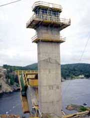 Betongtårnene på hver side av Ringdalsfjorden er 112 meter høye. De er bygget for å holde buen oppe. De rives i mars 2004. Foto Statens vegvesen. Betongtårnene på hver side av Ringdalsfjorden er 112 meter høye. De er bygget for å holde buen oppe. De rives i mars 2004. Foto Statens vegvesen.