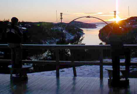 Utsikten fra informasjonssenteret på norsk side av Svinesund er fenomenal. Selv om buen er på plass er det fortsatt mye å se. Foto Rainer Prang NRK. Utsikten fra informasjonssenteret på norsk side av Svinesund er fenomenal. Selv om buen er på plass er det fortsatt mye å se. Foto Rainer Prang NRK.