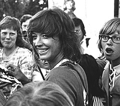Lill-Babs Svensson omringes av begeistrede fans etter et folkeparksshow i Luleå. Året er 1973. Foto: Tomas Bergman / PRESSENS BILD.