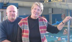 Leder av svømmeklubben, Gisle Grahl-Jacobsen og leder i revmatikerforeningen, Gerd Solberg. 