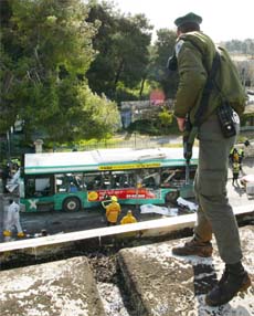 En israelsk politimann beskuer åstedet for bombeeksplosjonen i Jerusalem i dag tidlig. (Foto: AP/Scanpix)