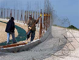 Slik ser muren også ut. (Foto: AP) Slik ser muren også ut. (Foto: AP)
