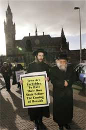 Jøder forbys en egen stat før Messias kommer, mener disse ortodokse jødene som protesterer foran Haag-domstolen (Scanpix/AP)