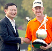 Thaksin Shinawatra er også golfentusiast. Her sammen med golferen Miguel Jimenez i Bangkok. (Foto: AFP PHOTO/Pornchai Kittiwongsakul)