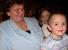 Bestemor Tove Enger koser seg sammen med barnebarna Thomas og Synne. Bestemor Tove Enger koser seg sammen med barnebarna Thomas og Synne.