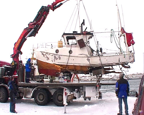 Vraket av 79-åringens sjark tas på land etter at det ble funnet på Landegofjorden utenfor Bodø. Foto: NRK. Vraket av 79-åringens sjark tas på land etter at det ble funnet på Landegofjorden utenfor Bodø. Foto: NRK.
