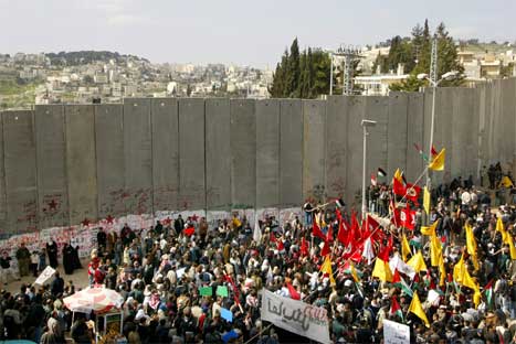 Det var store demonstrasjonar langs heile den israelske tryggingsmuren på Vestbreidda i dag. (Foto: AP/Scanpix)