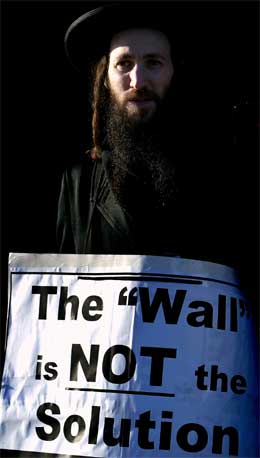 Fleire ortodokse jødar demonstrerte mot den israelske tryggingsmuren i Haag. (Foto: Reuters/Scanpix)