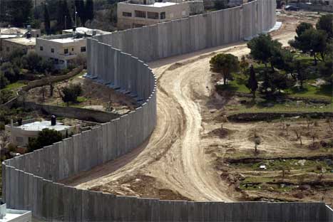 Den israelske tryggingsmuren går fleire kilometer inn på palestinske område. (Foto: AFP/Scanpix)