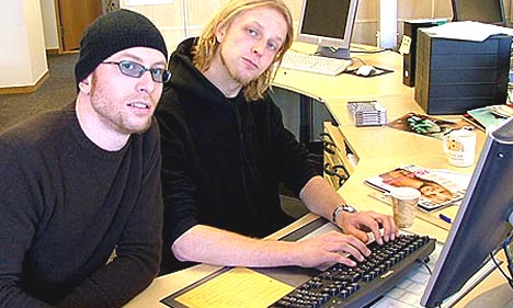 Fredrik Wallumrød og Fridtjof Nilsen svarer ivrig på spørsmål fra nrk.no sine lesere. Foto: Geir Evensen.