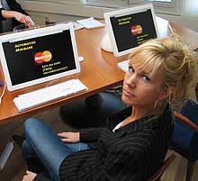 Forbrukerinspektør Elisabet Grøndahl foran "minibankene" vi brukte i testen. Hele innslaget kan du se på Nett-TV fra kl. 19.30
