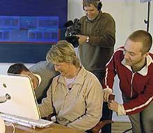 To brysomme personer stresset deltagerne for å simulere en minibank-kø.