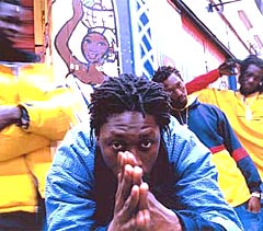 Daara J er det tredje hip hop-bandet fra Senegal som faktisk selger i bøtter og spann i Frankrike. Foto: Promo.