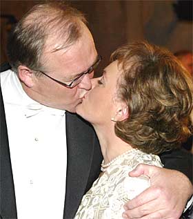 Halvnorske og svenske Systembolag-sjef Anitra Steen er gift med Sveriges statsminister Göran Persson. Møt henne i NRK P1. (Foto: Sven Nackstrand/Scanpix) 