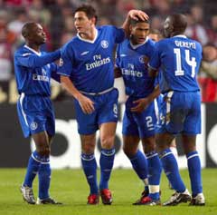 Chelseas Claude Makelele, Frank Lampard, Glen Johnson og Geremi jubler etter målet. (Foto: Reuters/Scanpix)