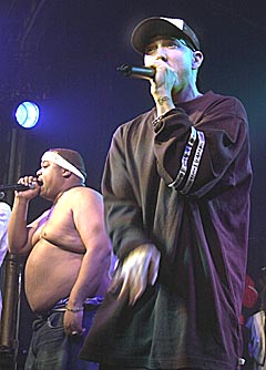 Eminem er en del av rapkollektivet D12. Her under en konsert i Detroit i 2003. Foto: AP Photo / Carlos Osorio.