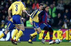 Tre Brøndby-spillere forsøker å fange Ronaldinho. (Foto: AFP/Scanpix) Tre Brøndby-spillere forsøker å fange Ronaldinho. (Foto: AFP/Scanpix)