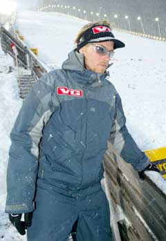 Bjørn Einar Romøren på vei bort fra bakken etter at verdenscuprennet i skiflyging i Oberstdorf ble avlyst på grunn av sterk vind. (Foto: Morten Holm / SCANPIX)