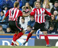 Southamptons målscorer Kevin Phillips jubler sammen med James Beattie etter ledermålet. (Foto: AP/Scanpix) Southamptons målscorer Kevin Phillips jubler sammen med James Beattie etter ledermålet. (Foto: AP/Scanpix)