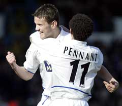 Eirik Bakke jubler sammen med Jermaine Pennant etter scoring mot Liverpool. (Foto: Reuters/Scanpix) 