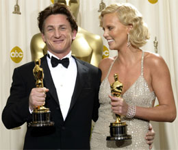 Sean Penn vant prisen for beste mannlige hovedrolle i «Mystic River» og Charlize Theron vant prisen for beste kvinnelige hovedrolle i «Monster». Foto: Reuters/Scanpix 