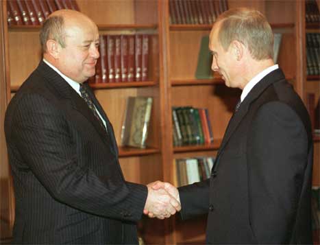 Dette arkivbiletet frå i fjor viser Mikhail Fradkov og Vladimir Putin under eit møte i Kreml. (Foto: Itar Tass/Scanpix) Dette arkivbiletet frå i fjor viser Mikhail Fradkov og Vladimir Putin under eit møte i Kreml. (Foto: Itar Tass/Scanpix)