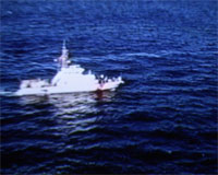 En båt fra U.S. Coast Guard patrol søker etter overlevende etter at «Bow Mainer sank». Foto: Scanpix