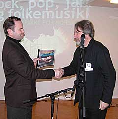Høyre-politiker Olemic Thommessen (til venstre) fikk mandag overrakt en samstemt kravliste på 300 millioner kroner av en av initiativtakerne, Tore Flesjø, daglig leder i Norsk Jazzforum. Foto: Leif Gjerstad, nrk.no. 