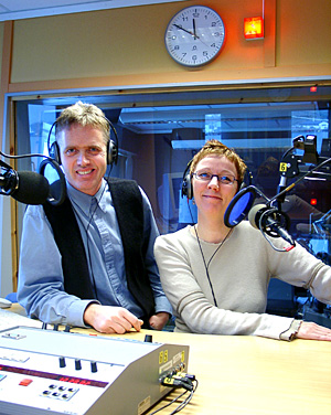 Svært mange i Nordland lytter når morgenvertene Solveig Henriksen (37) og Tore Gjerløw (43) ved NRK Nordland er på lufta. (Foto: Ivar Jensen) 