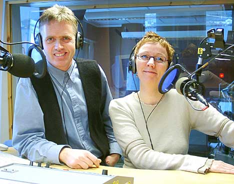 Morgenvertene Solveig Henriksen (37) og Tore Gjerløw (43) loser lett og ledig morgensendingene fra NRK Nordland. (Foto: Ivar Jensen)